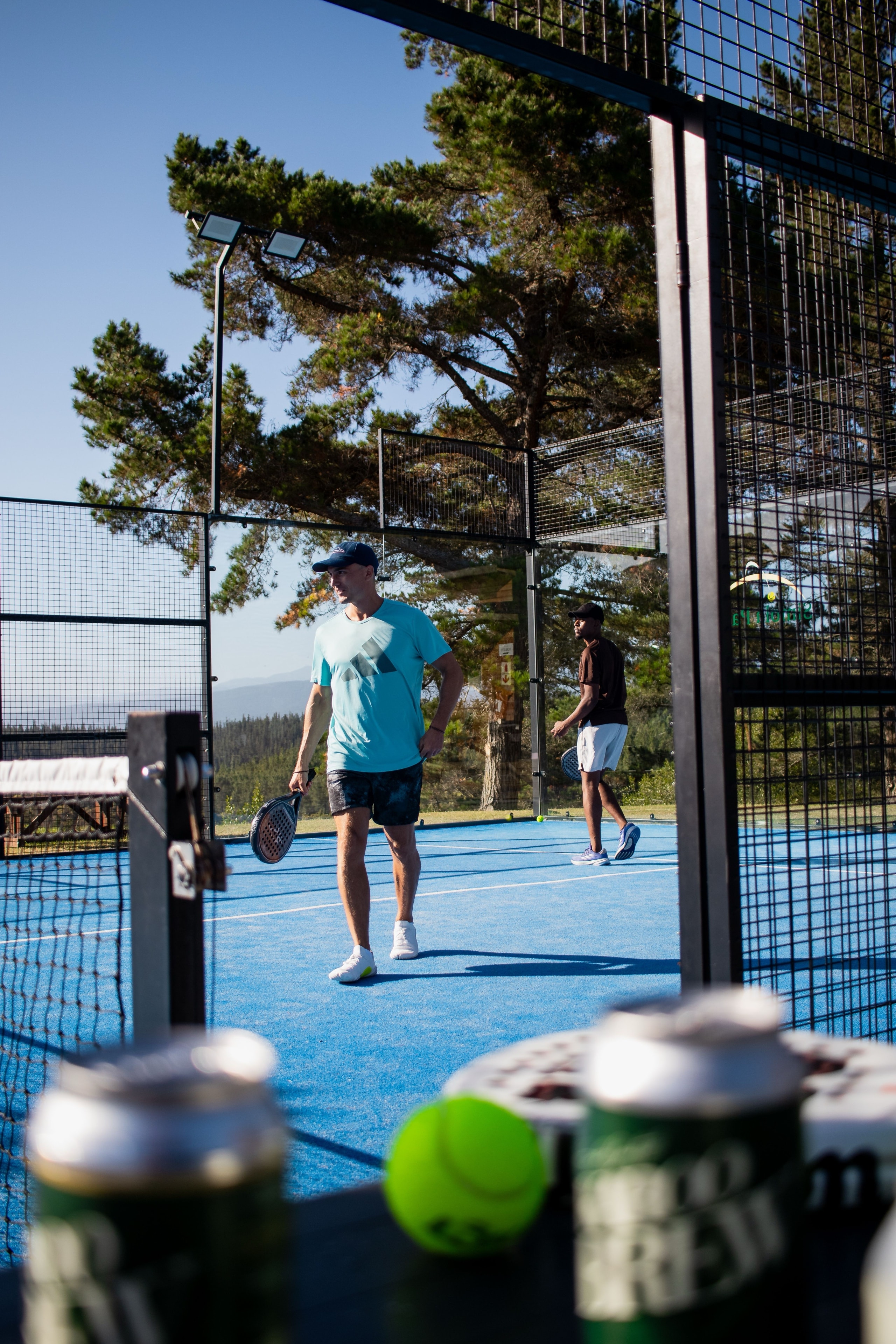 Joueurs sur un court de padel