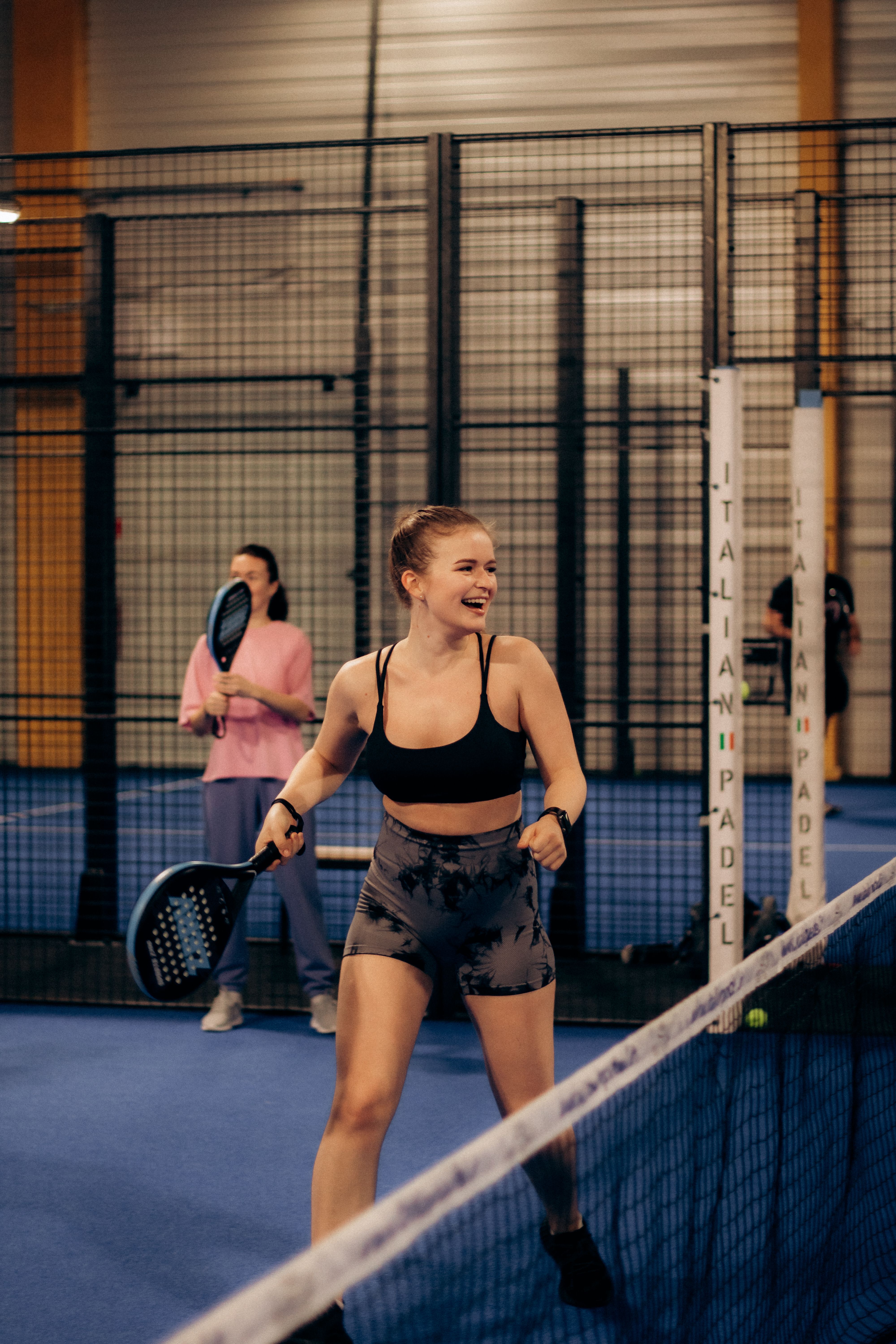 Joueur célébrant sur un court de padel